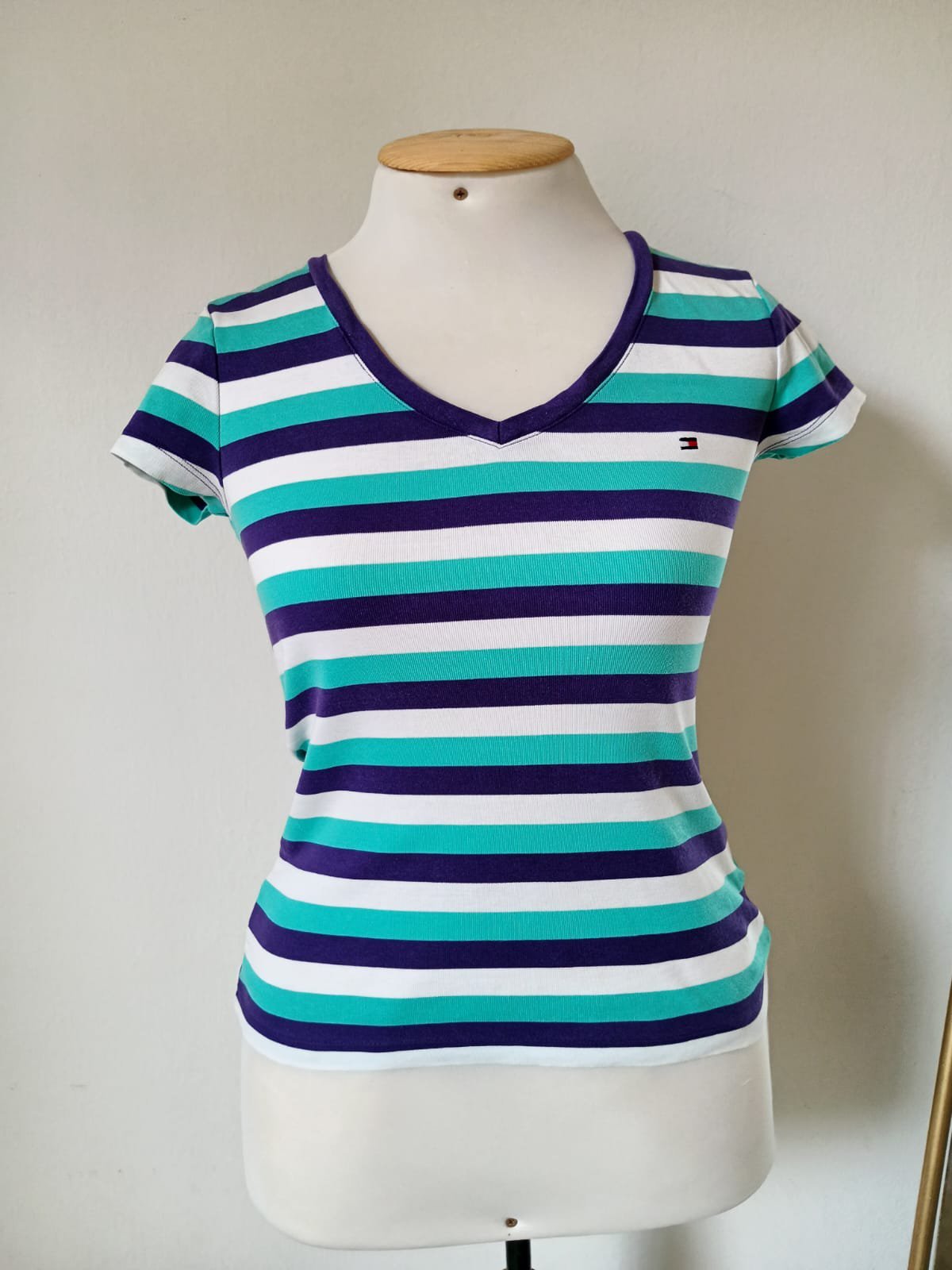 T-shirt Tommy Hilfiger disponible état neuf 