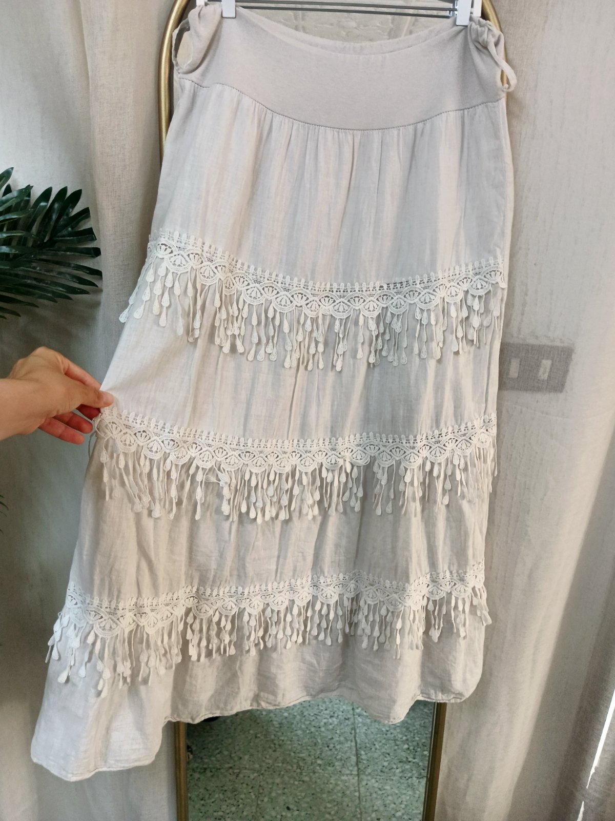 Jupe beige disponible 