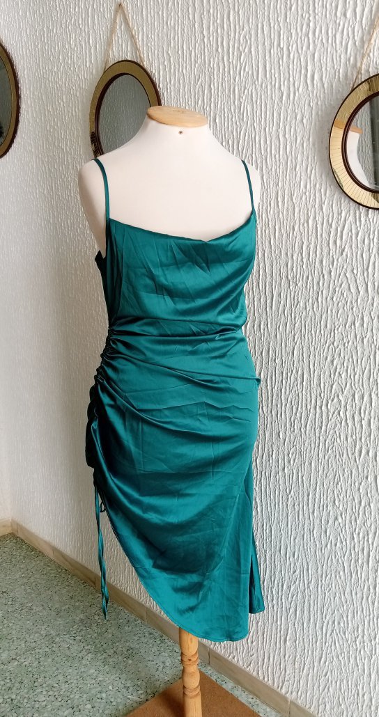 Robe shein satin de soie disponible état neuf