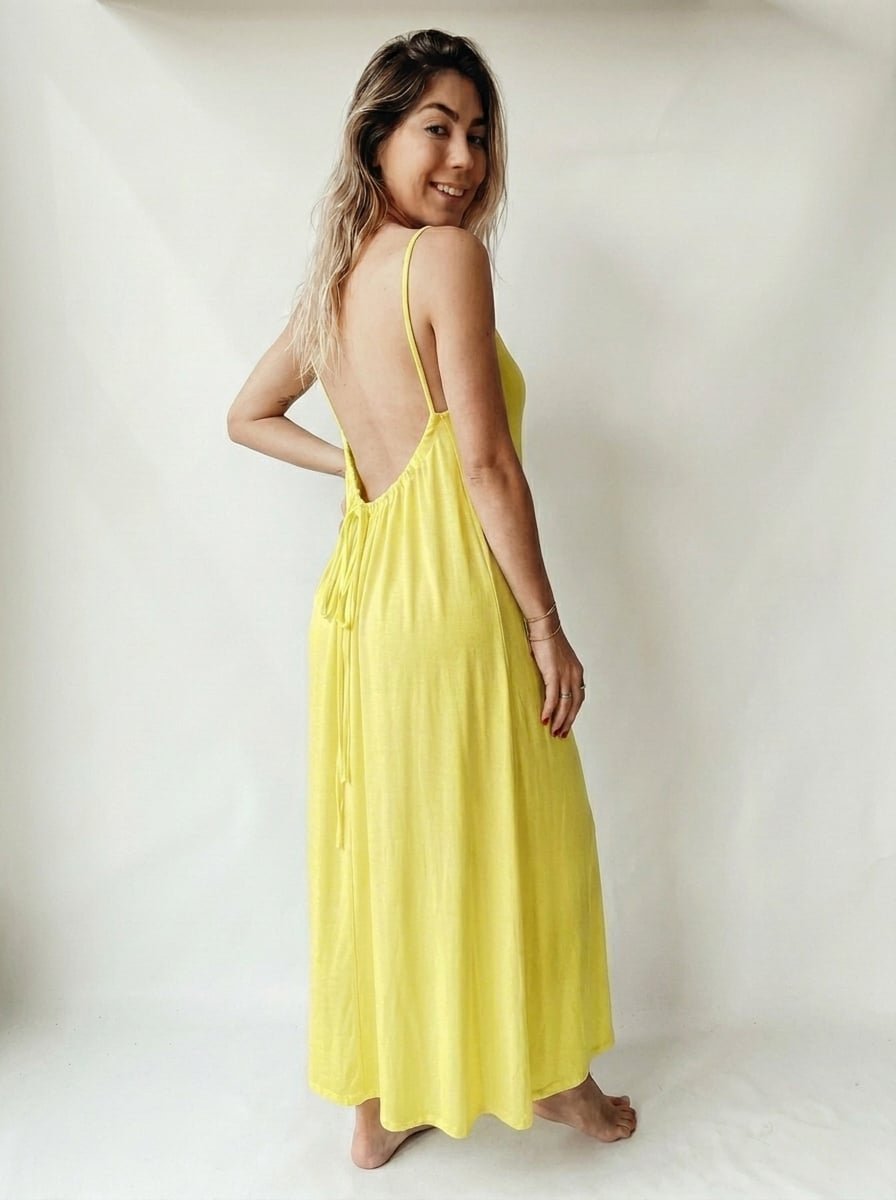 La robe parfaite pour vos journées ensoleillées ✨ Sublime robe d'été, parfaite pour une journée plage ou un verre au bord de l'eau. Sa coupe fluide s'adapte à toutes les morphologies.  Taille : Unis pour tous les tailles   