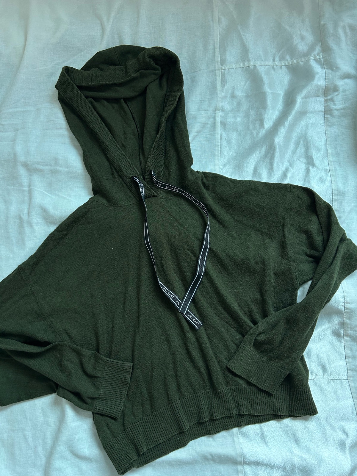 Pull vert avec capuche 