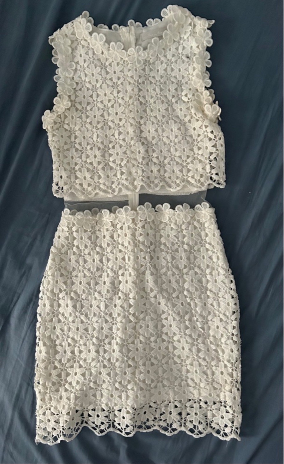 Robe courte en dentelle blanche - Élégante et féminine