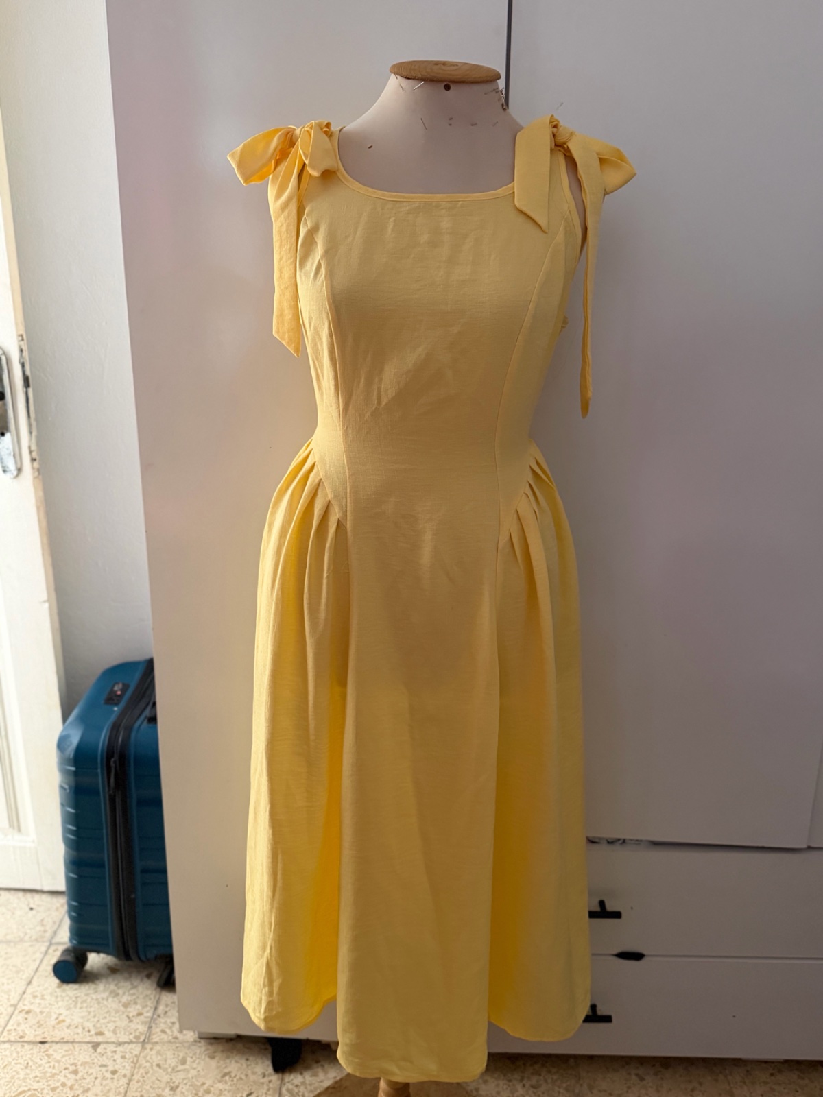 Tres jolie robe jaune 