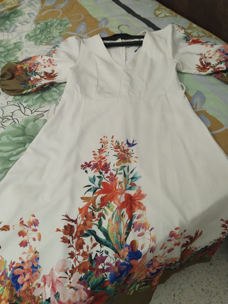 Robe blanche avec motif fleurs