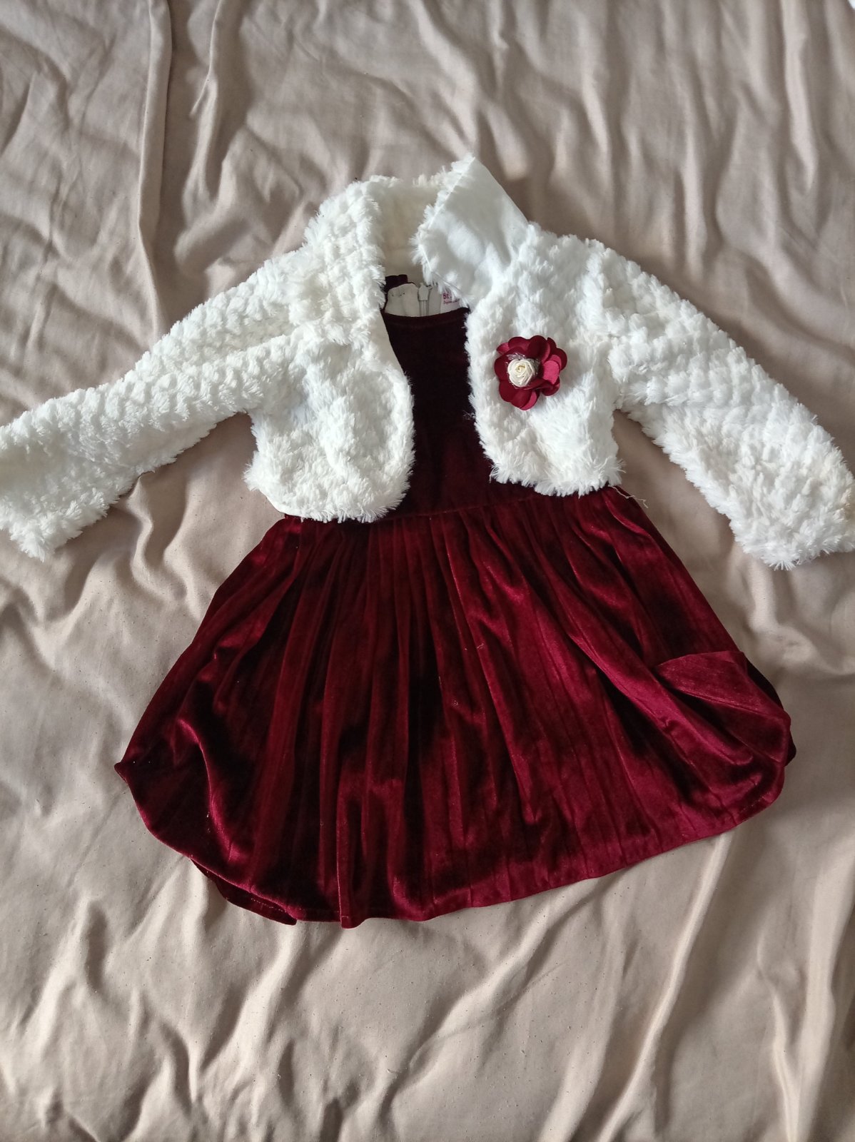 Une belle robe rouge bordeaux en velours avec une boléro en beige 4 ans avec un petit bémol au niveau de la doublure Mel fer à repasser 