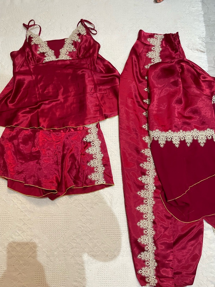 Ensemble de lingerie/satin de nuit en couleur rouge bordeaux avec des détails en dentelle beige.