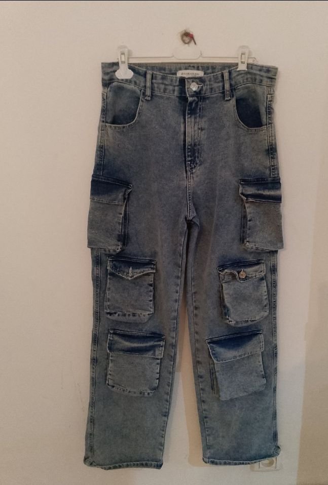 Un jean cargo avec des poche jamais porté 