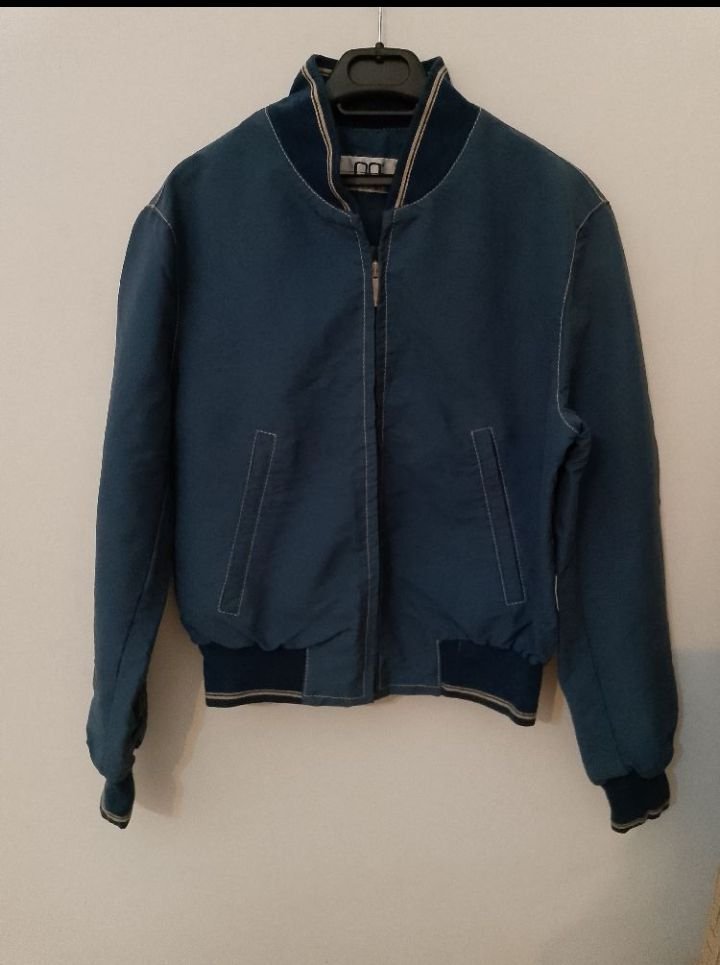 Un blouson bleu marine jamais porté 