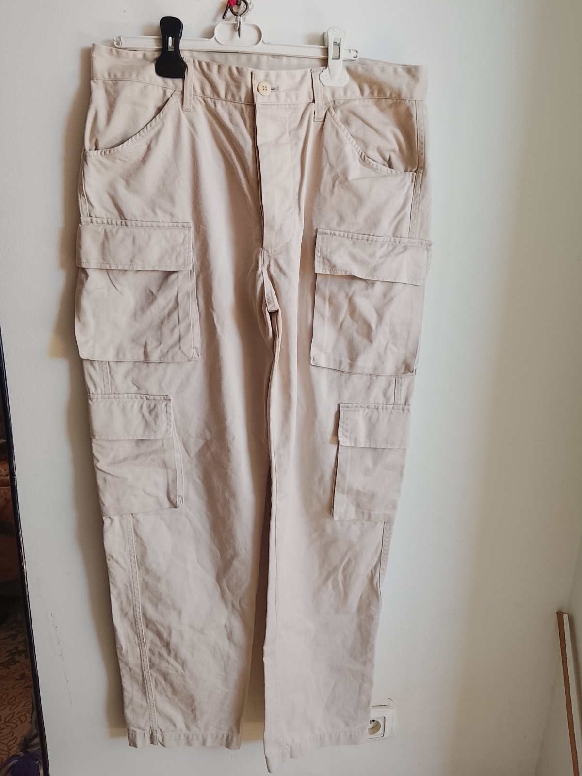 Un pantalon cargo beige claire pour homme jamais porté 
