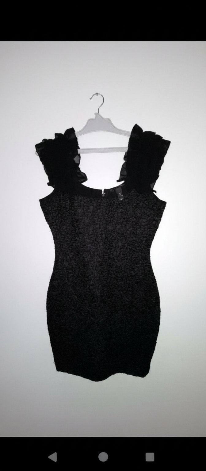 Une robe noir soirée 