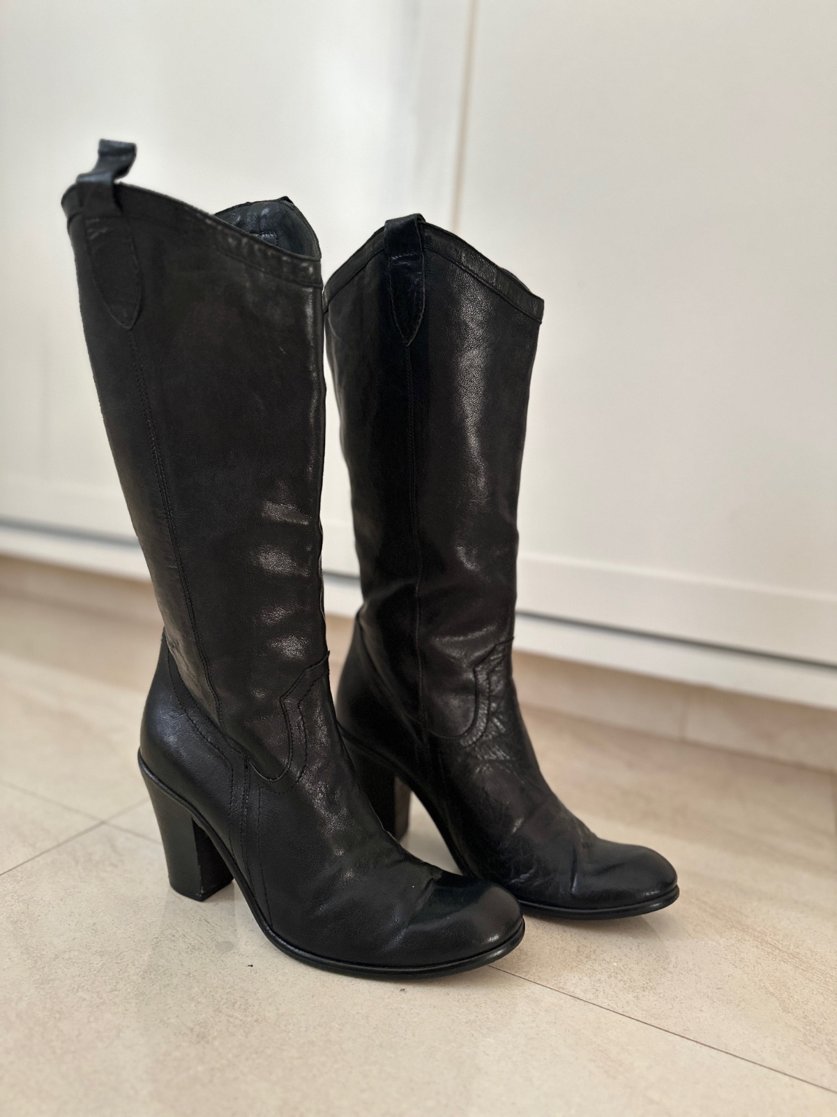 Des bottes noir cuir 