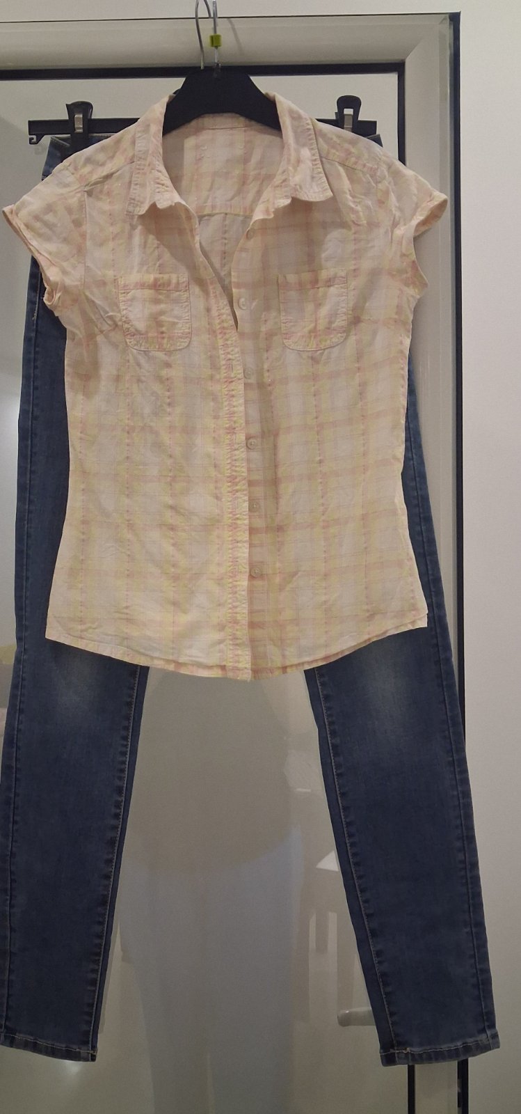 Tenue pantalon jean et une chemise 
