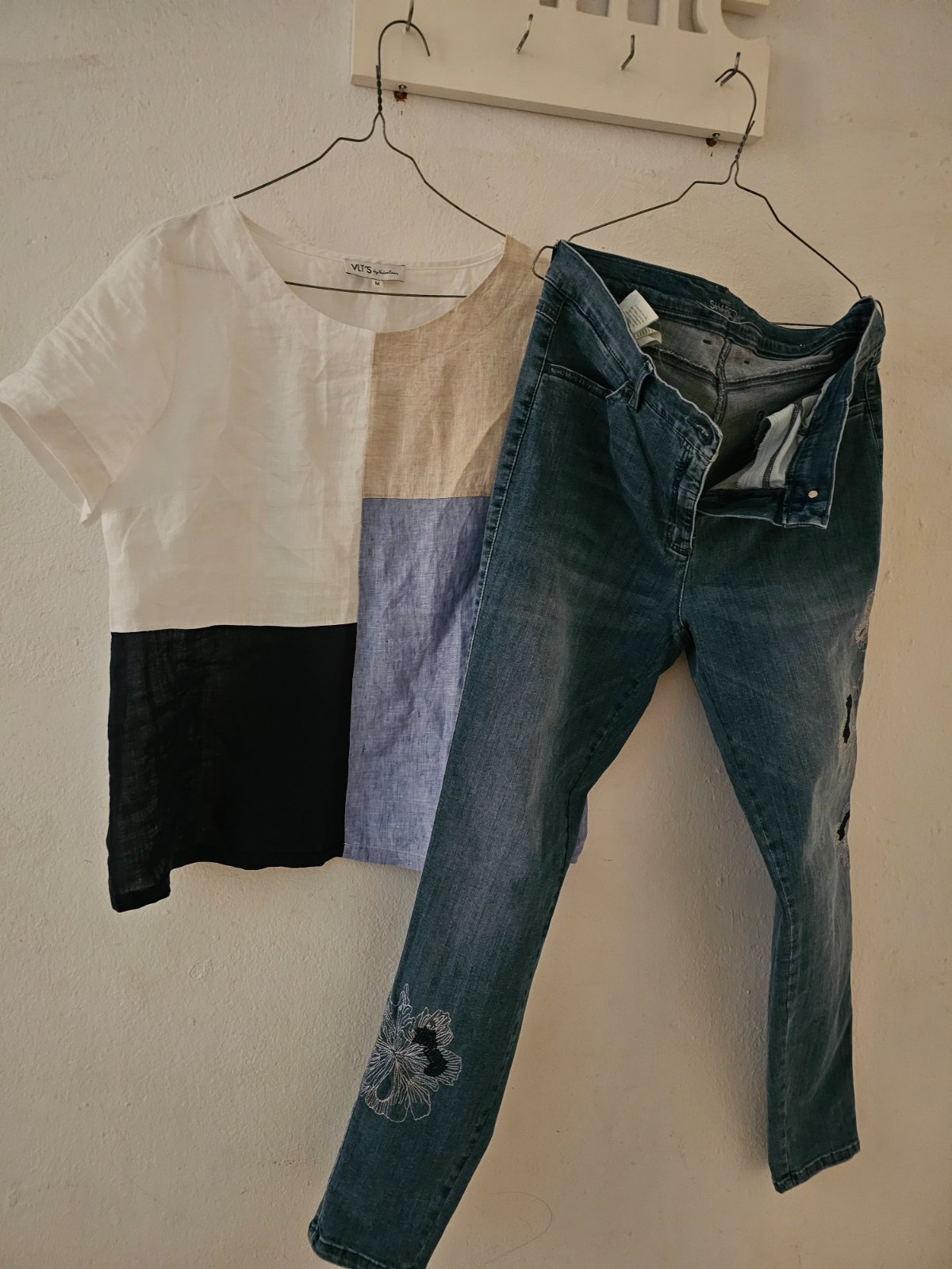 💙🤍 À VENDRE – ENSEMBLE JEAN BLEU & PULL ASSORTI  
