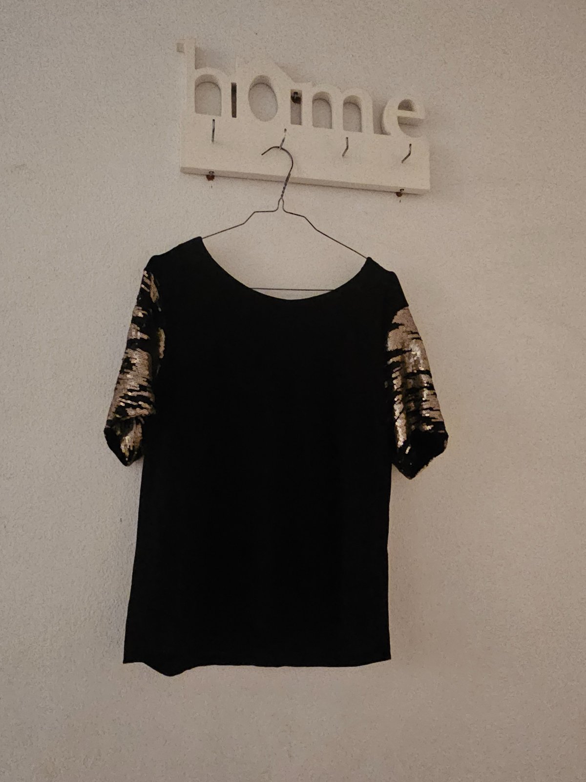🖤✨ À VENDRE – PULL NOIR CHIC AVEC DÉTAILS DORÉS 