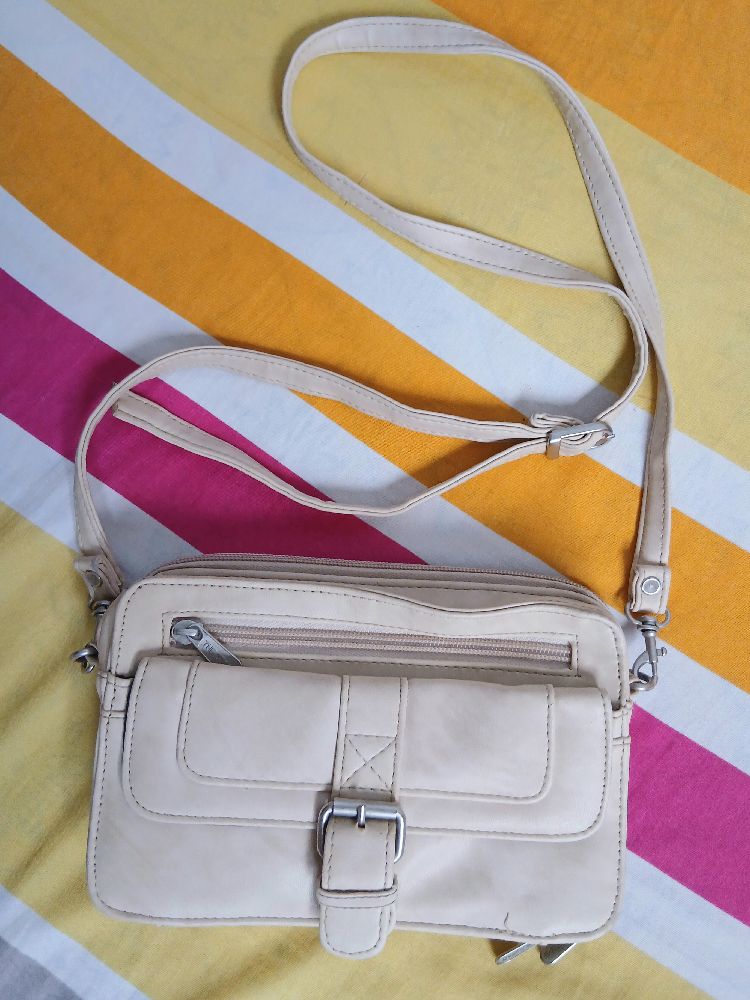 Un sac à bandoulière neuf avec étiquette 