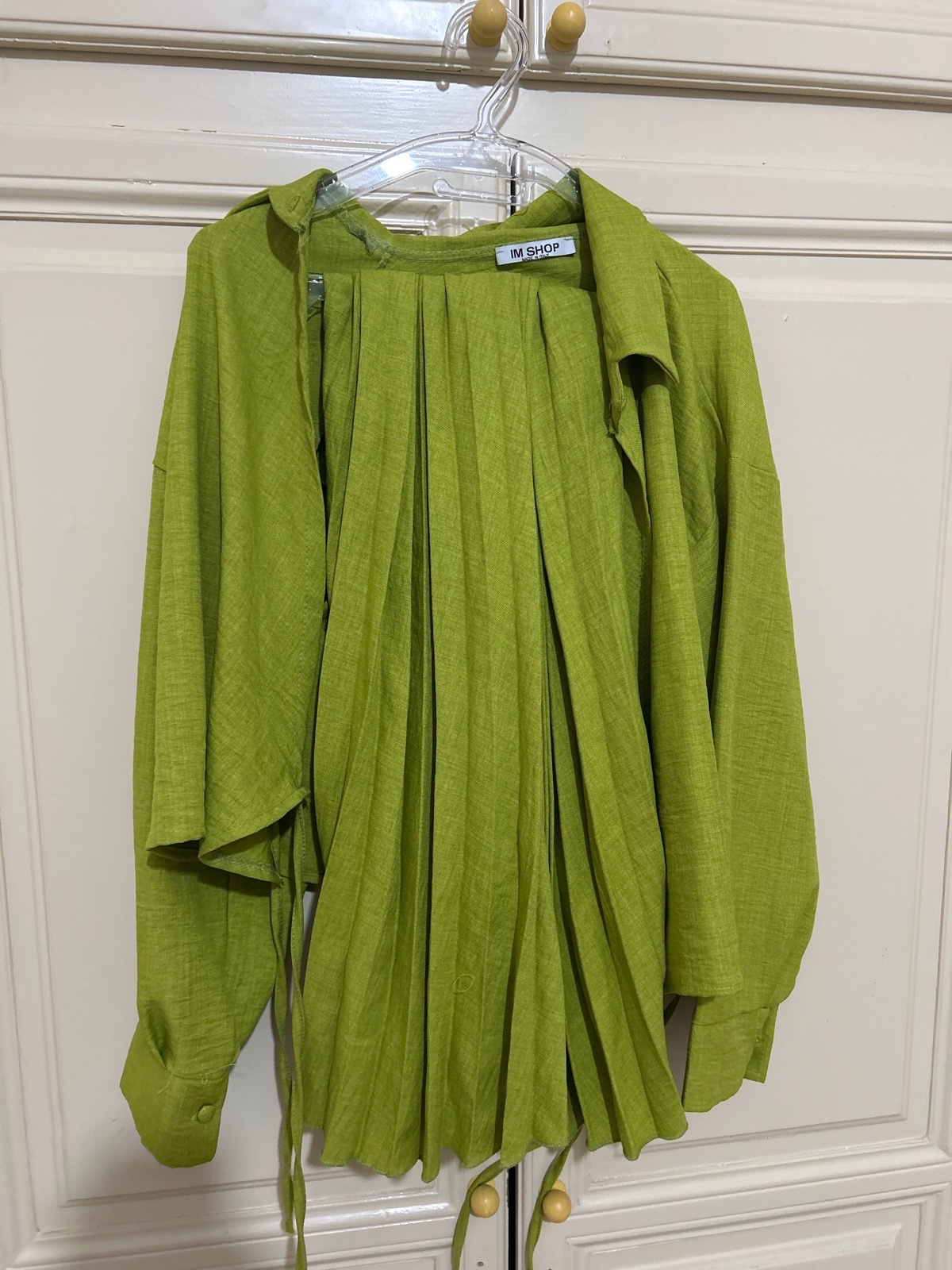 Ensemble vert jupe plissé et chemise croisée