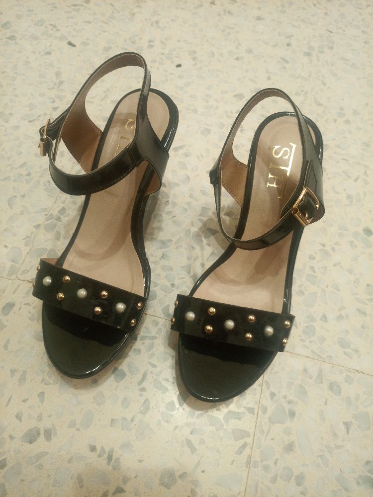 Sandales à talon moyen en vernis noir taille 40 de très bonne état 