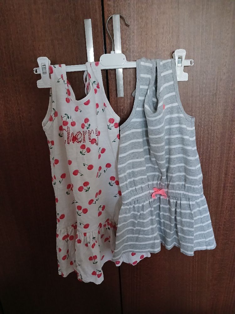 2 robes de plage  fillette 👧  5 et 6 ans 