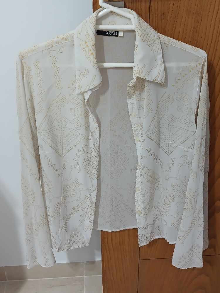Chemise blanche avec motifs dorées manchettes évasées 💫💫💫
