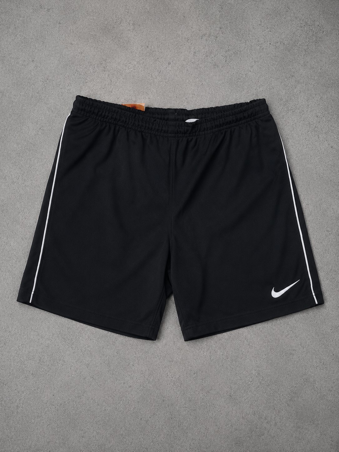 : 🖤 Short Nike Noir – Performance & Style
