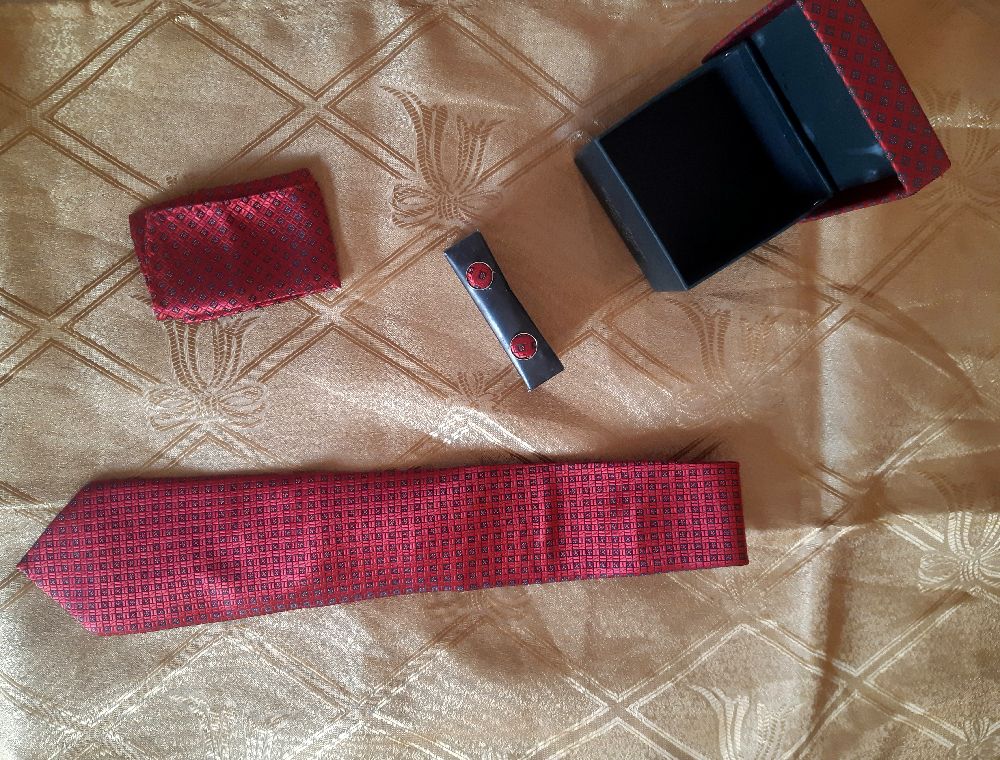  boîte contient une cravate, une pochette et des boutons de manchette assortis