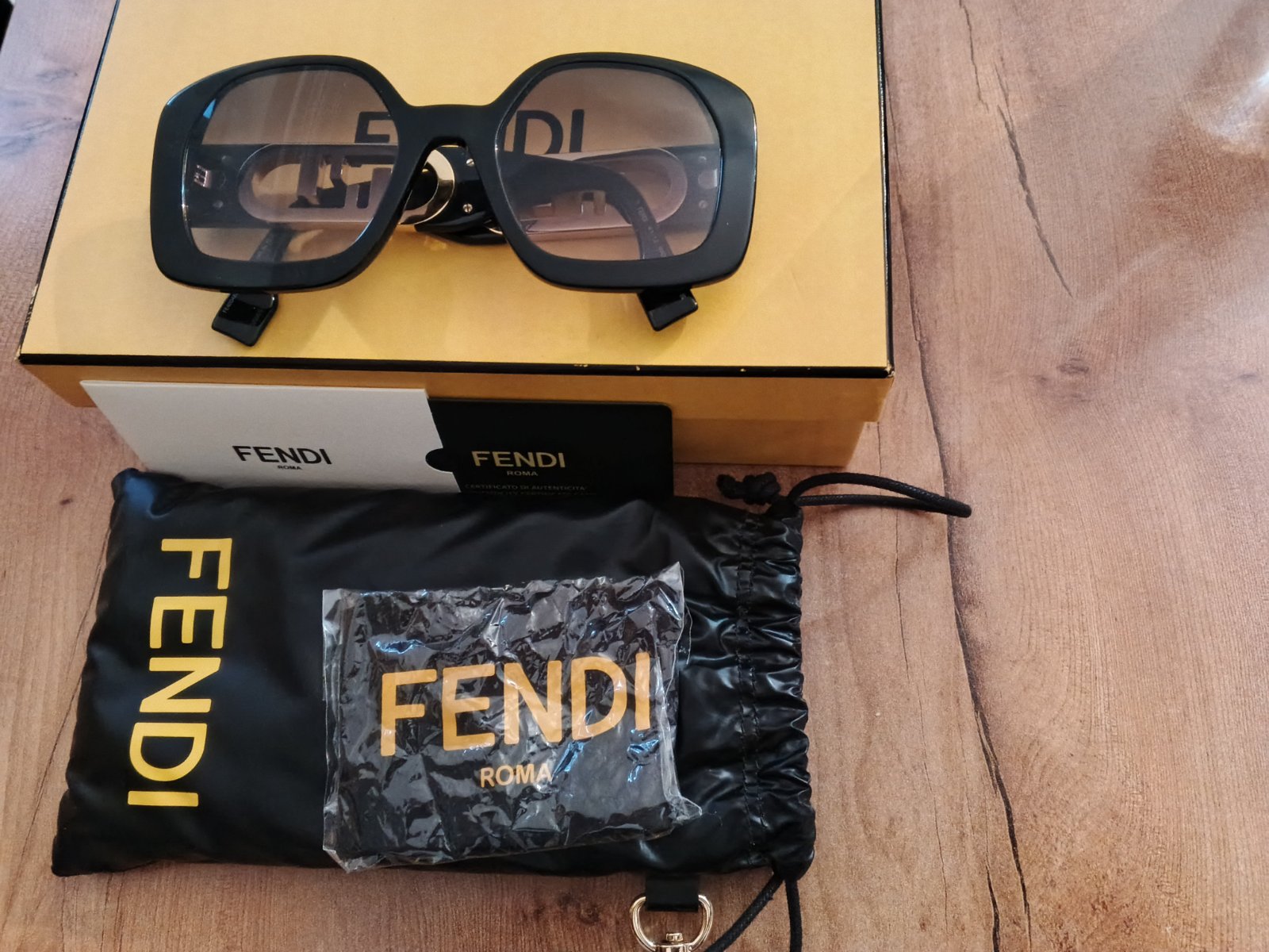Lunette Fendi pour femme 