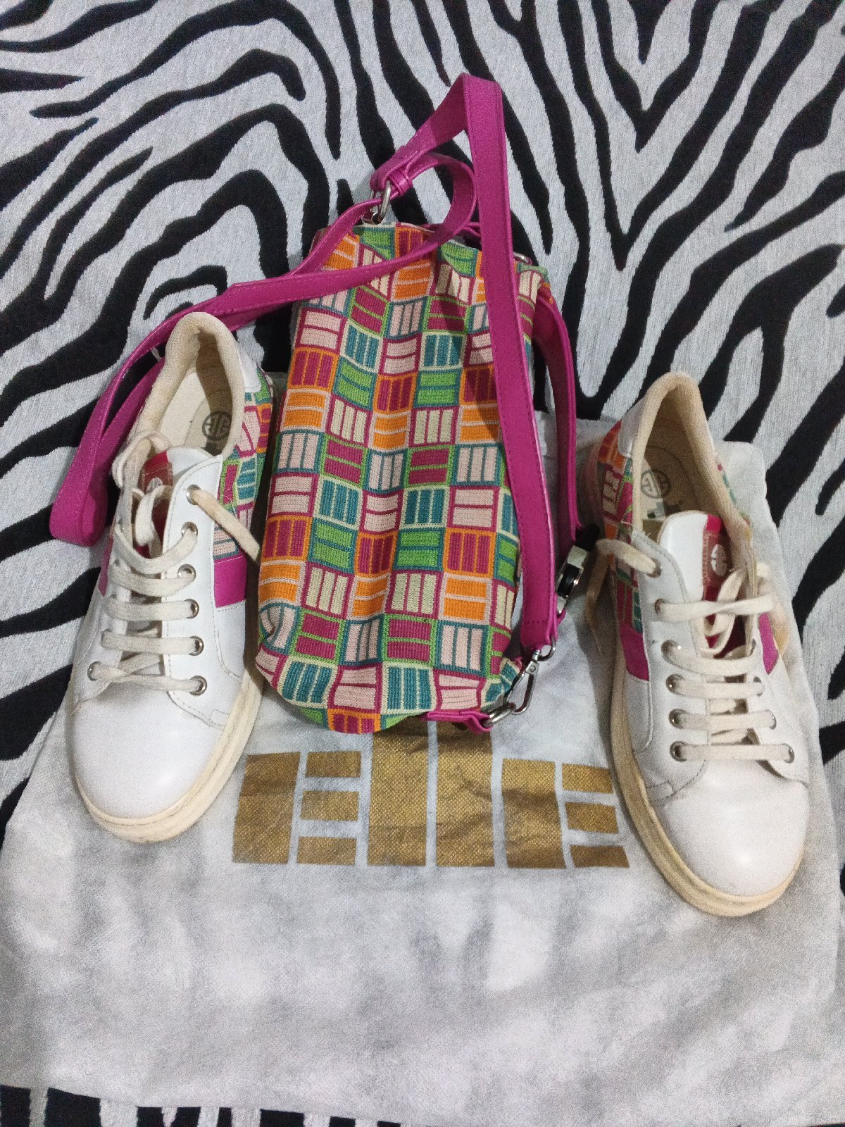 Une basket avec sac a main 