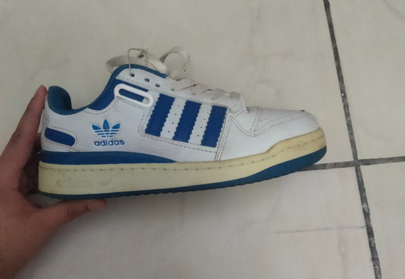 Basket blanc et bleu