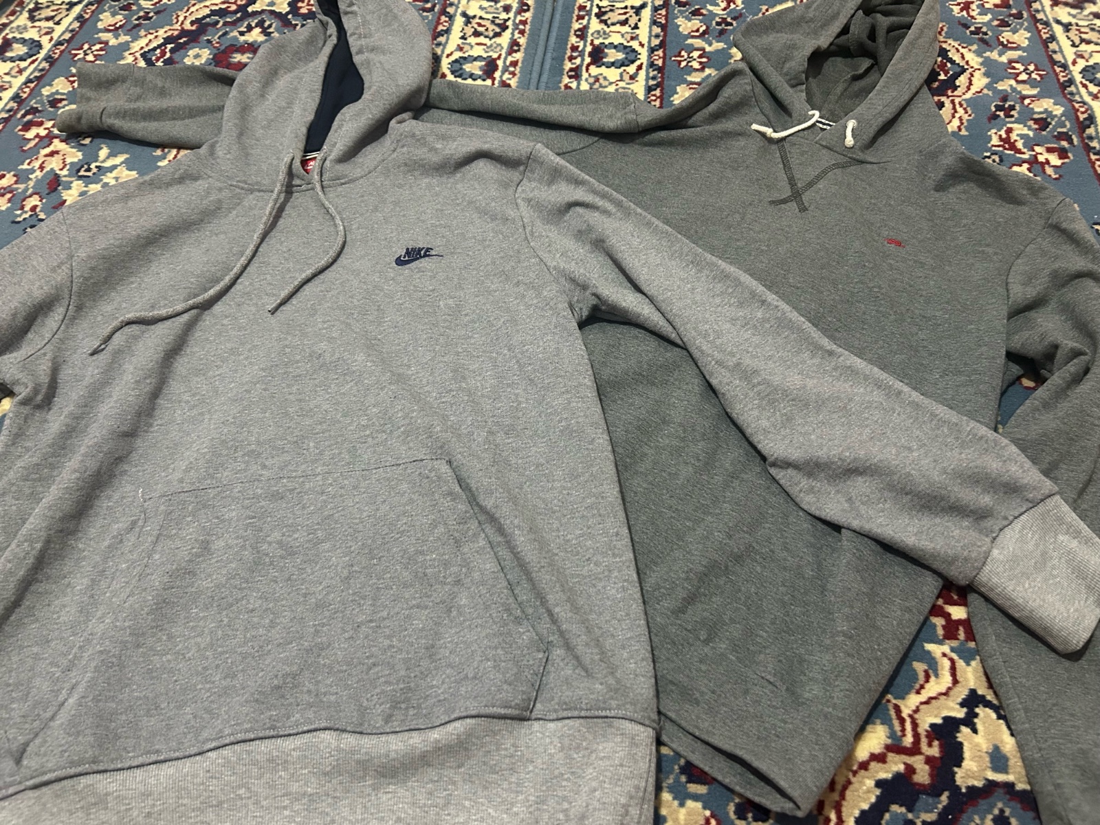Un lot de 2 sweatshirts gris 