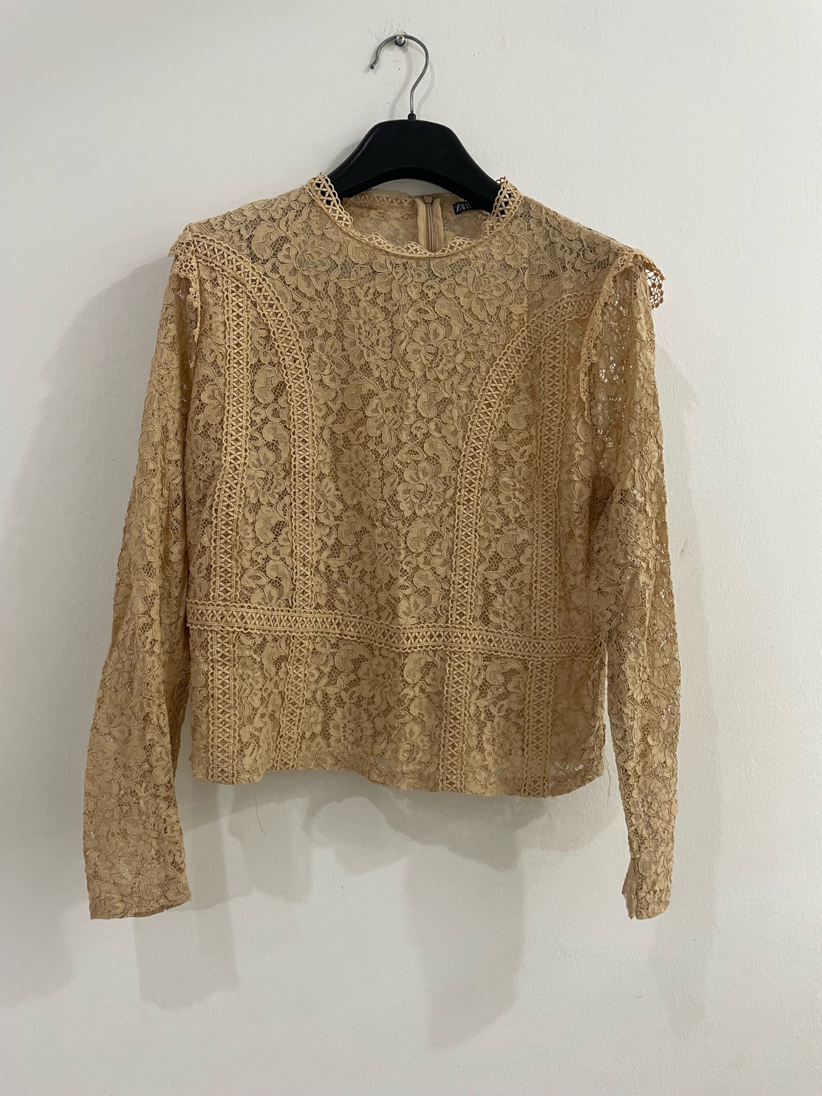 ZARA Elegant Lace Crop Top – Beige Chic