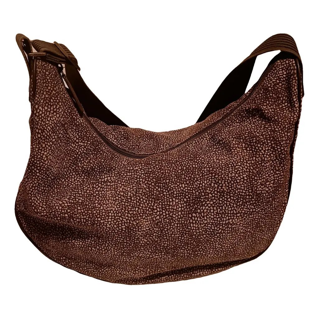Una sac à main marron avec des tache beige
