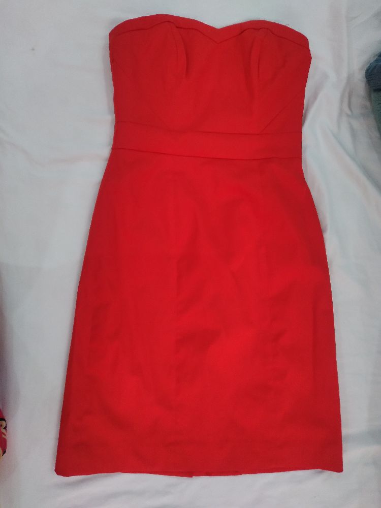 Une petite robe rouge vif taille s 