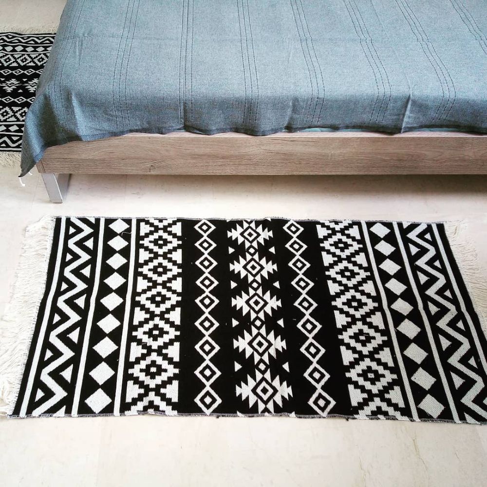Pour les amoureux du noir et blanc, une série de 3 descentes de lit décorés par de jolis motifs. La centrale, de dimensions 1m35 par 0m65. Les deux autres de dimensions 0m85 par 0m65. Elles sont très jolies sur les deux faces.  Produit local