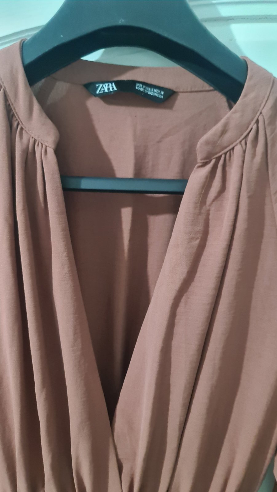 Une robe et combinaison 