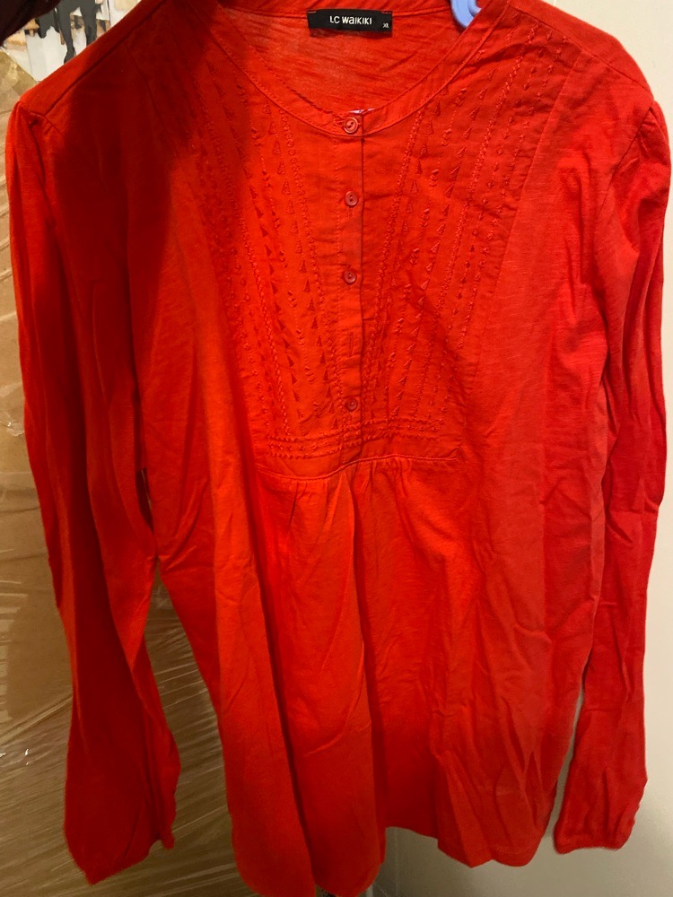 pull brode en rouge 