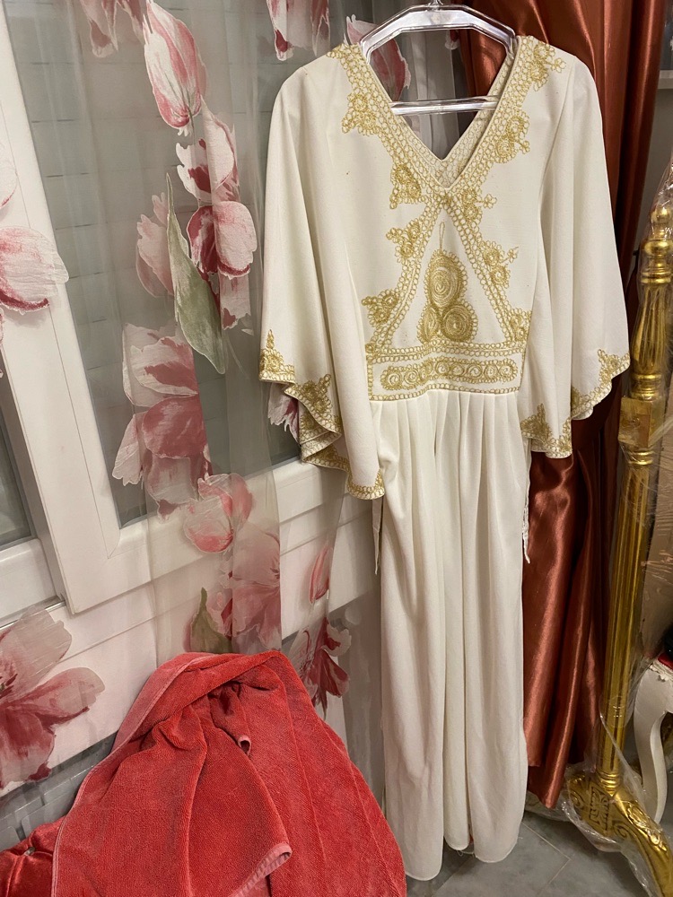 Robe blanche et dore