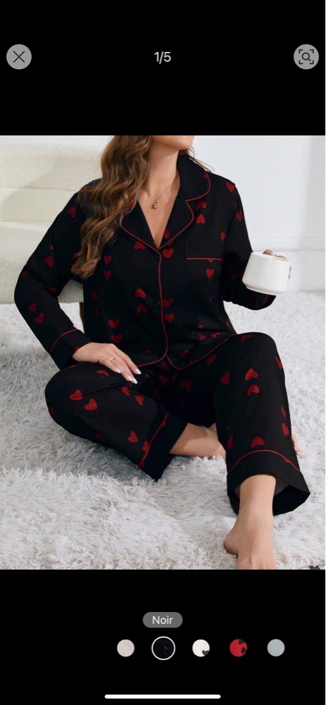 Pyjama noir avec des coeurs en rouge 
