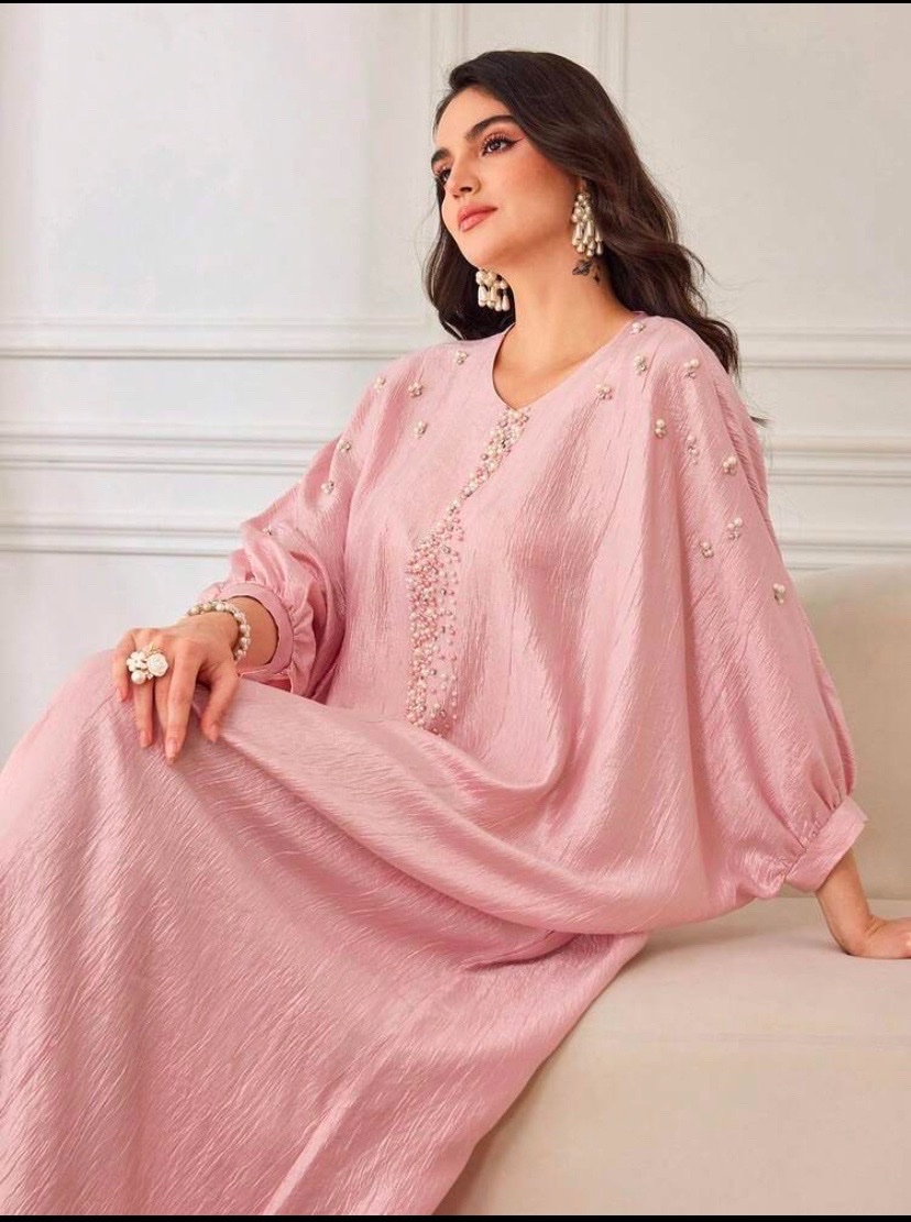 Caftan rose avec des perles