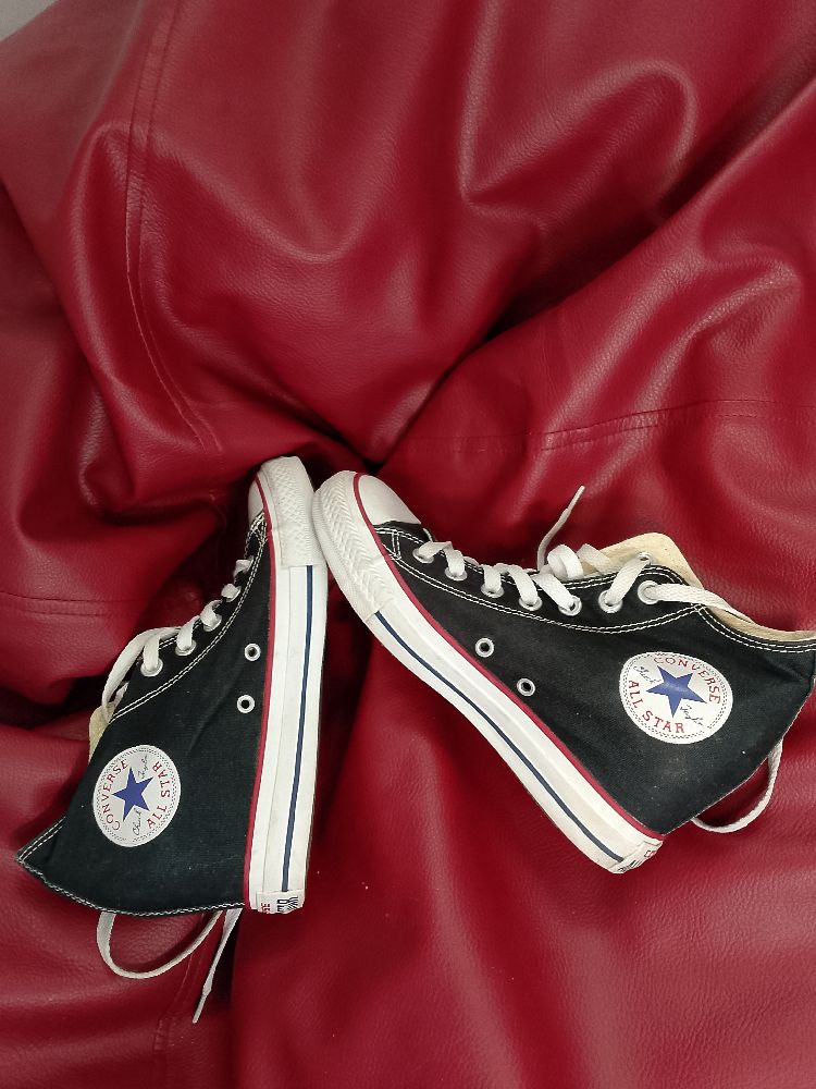 Converse authentique avec un petit compensées intégré pointure 39 ( ylabes 38,5 aussi vu le compensé) 