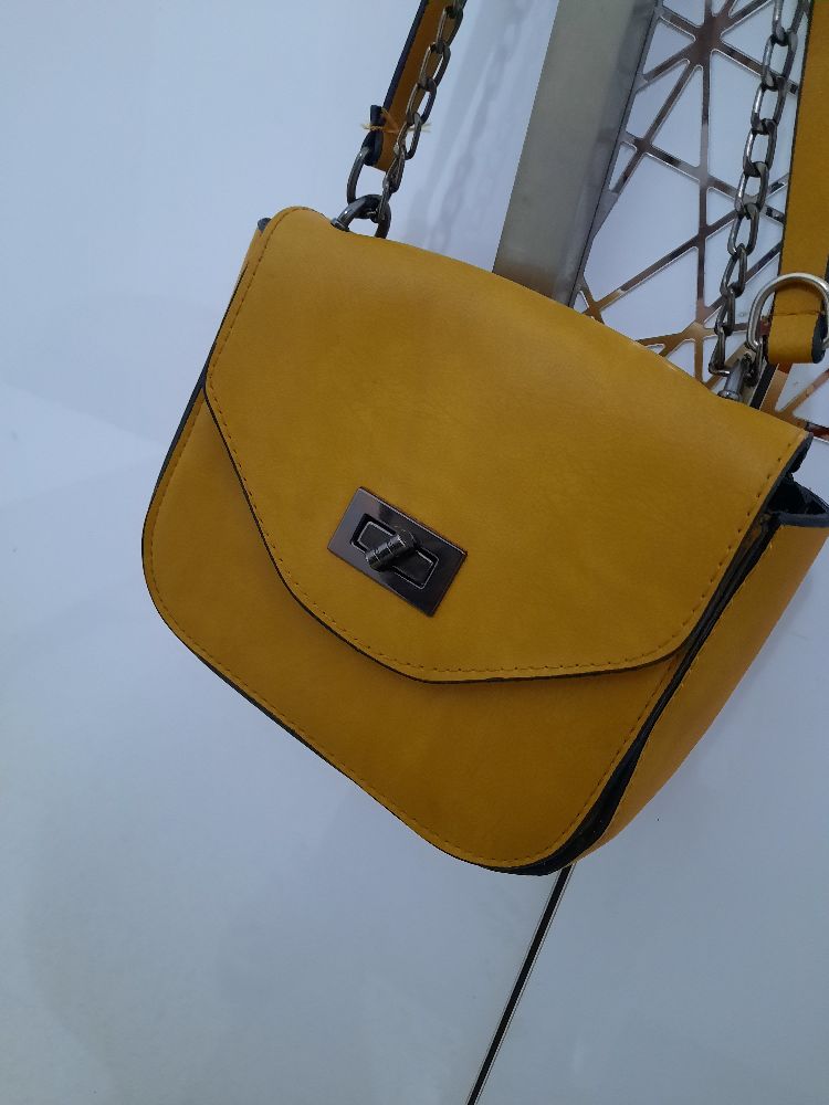 Une belle sac à bandouliere jaune moutarde d'une tres bonne qualité