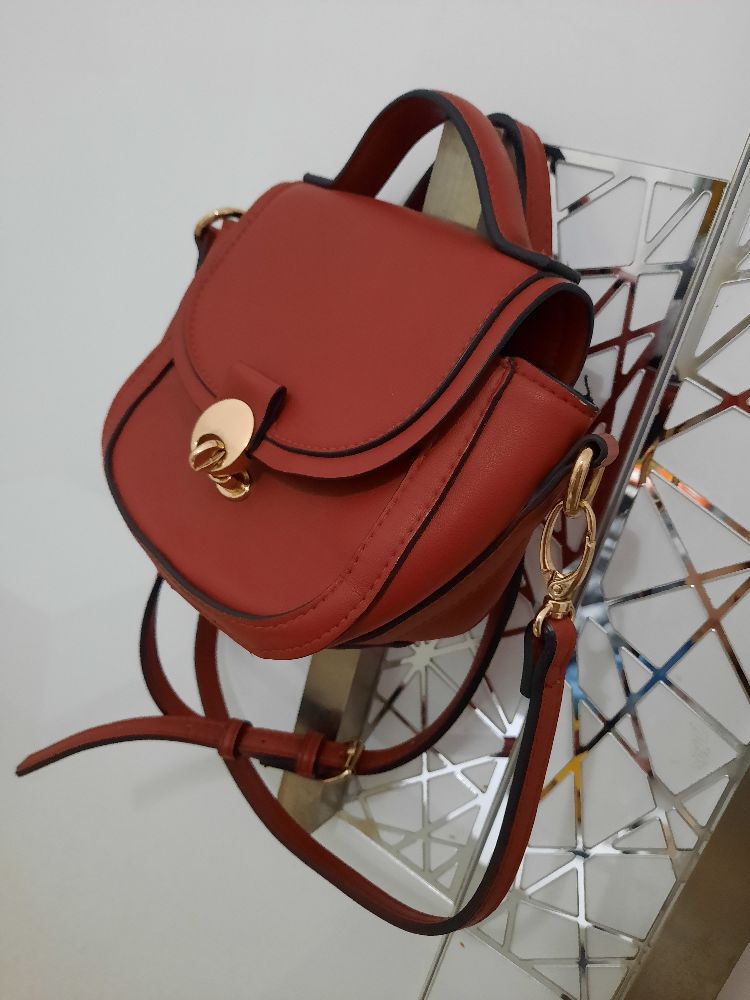 Un mini sac rouge tres elegant de chez lindex 