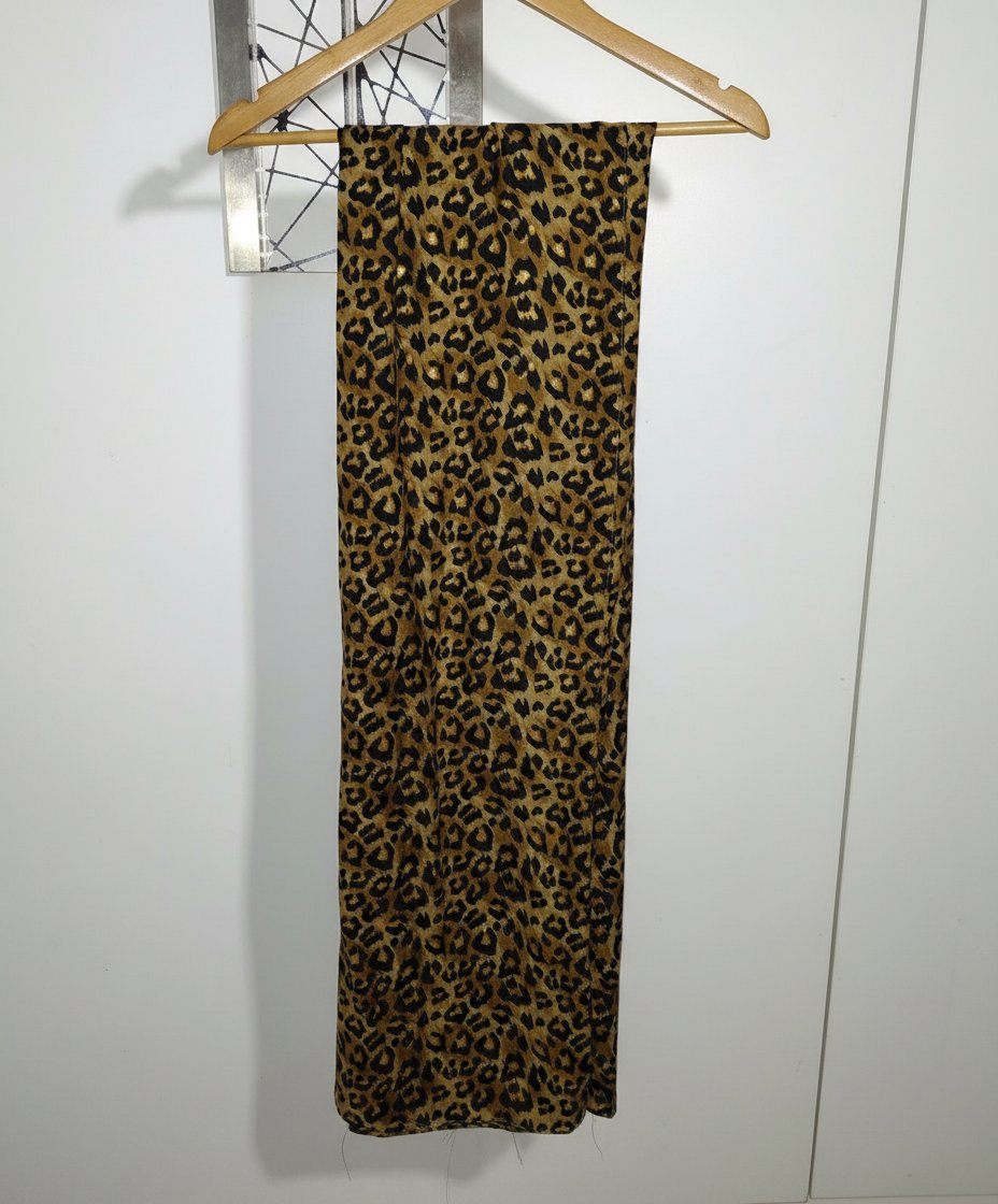 Grande foulard leopard avec des detail en doré 