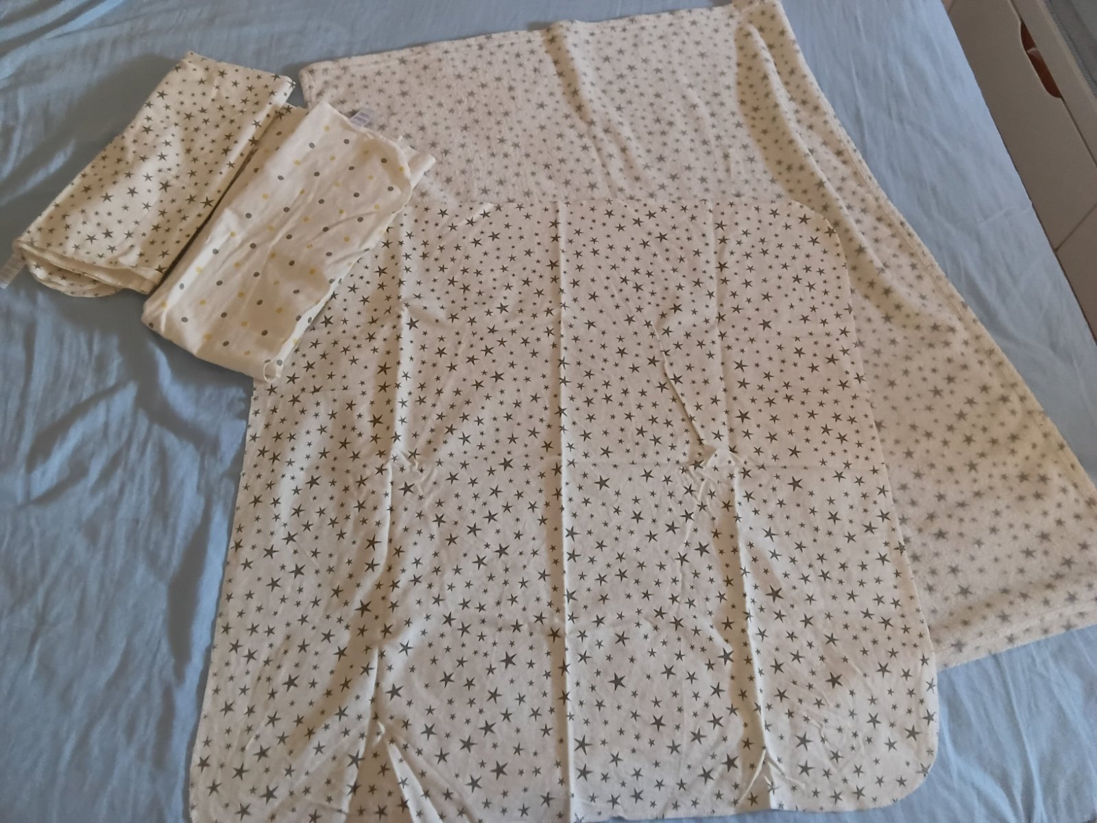 Petite couverture bebe + 3 mlehf jamais utilisé en coton hamadi abid