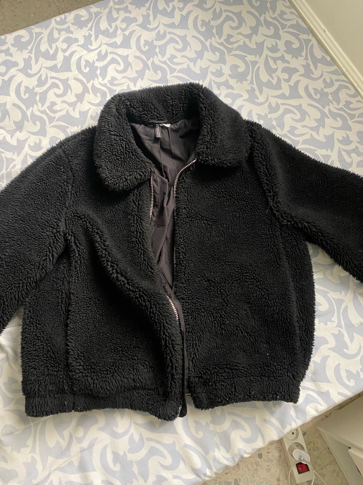 Manteau noir en peluche taille m