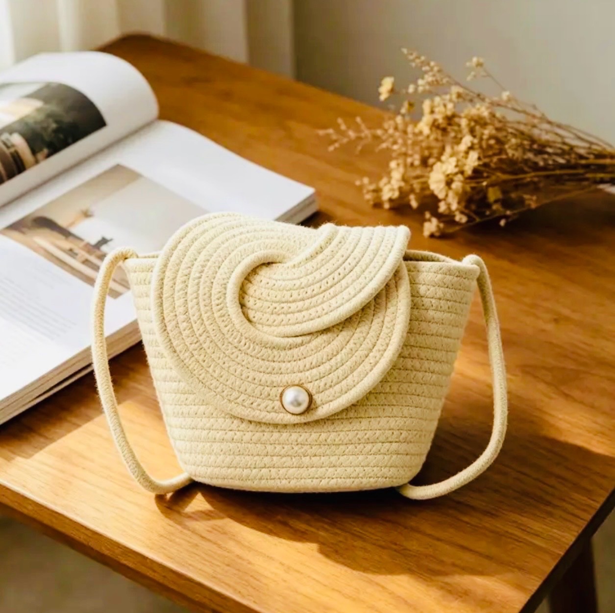 Mini Sac Bandoulière Tressé Beige – Détail Perle (Neuf)