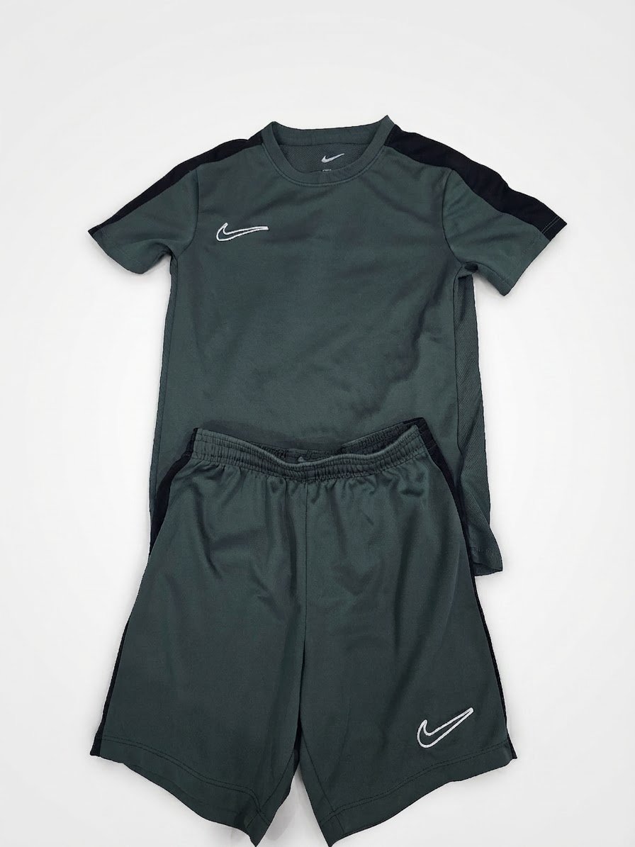 Ensemble Nike importé France Dry Fit 8 ans
