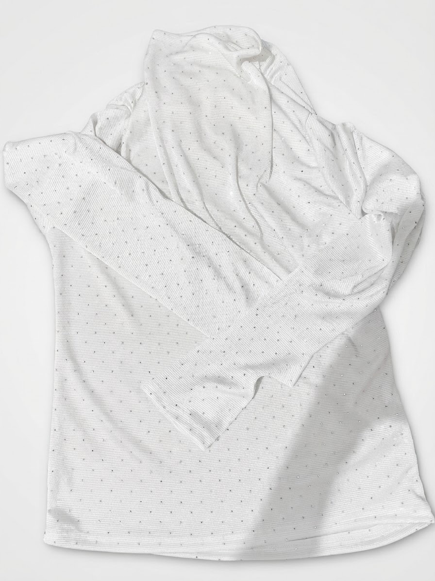 Haut écru / blanc cassé pailleté à col drapé et strass