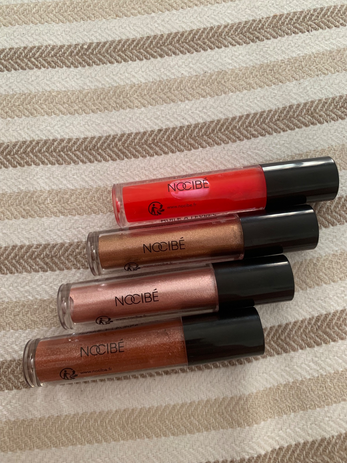 Fard a paupiere liquide , huile et gloss a levres 