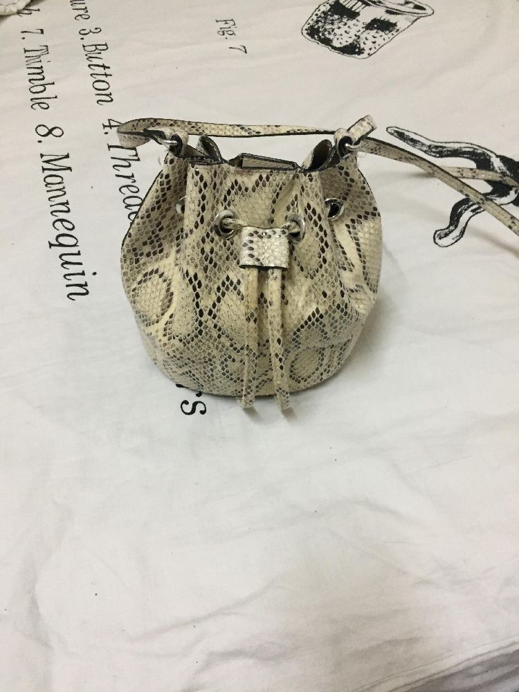 petit sac a  bandoulière, a motif serpent 