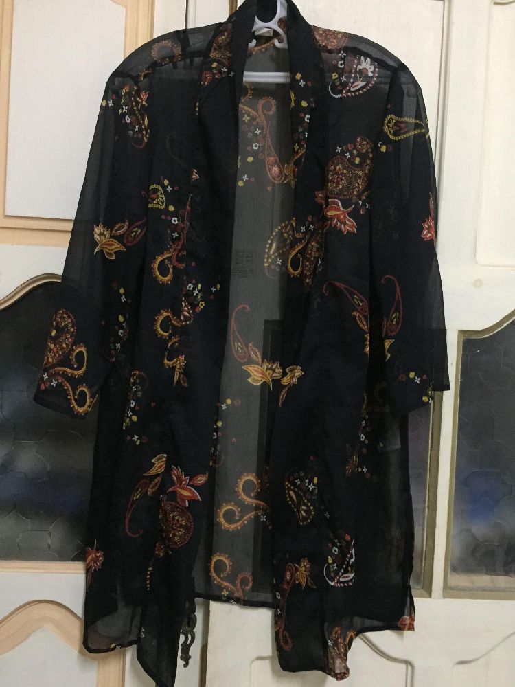 Kimono a motifs imprimés, importation France, etat neuf